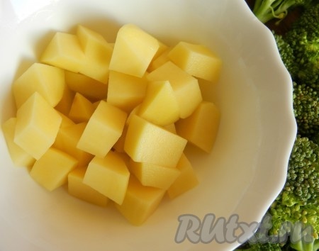 Картофель вымыть, очистить и нарезать мелкими кубиками.