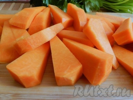 Тыкву очистить и нарезать толстыми брусочками.