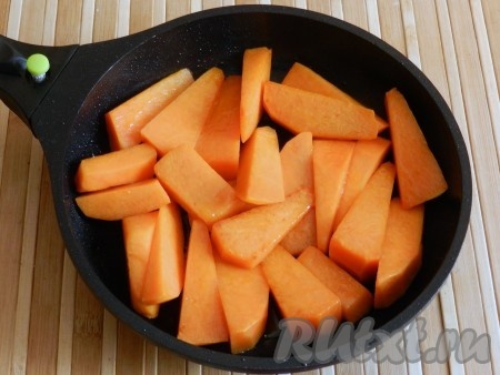 На сковороде разогреть растительное масло и обжарить кусочки тыквы со всех сторон до румяного цвета.