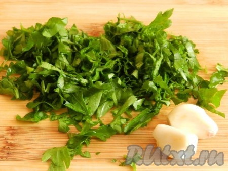 Петрушку нарезать мелко, чеснок очистить.