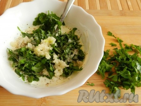 Соединить сметану, петрушку, пропущенный через пресс чеснок, соль, перец. Перемешать.