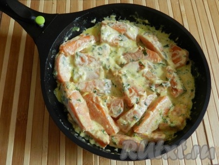 Перемешать и поставить тушить на медленном огне на сковороде под крышкой 15 минут. Кусочки тыквы должны стать мягкими, но остаться целыми.