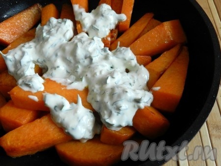 Приготовленный сметанный соус выложить в сковороду к тыкве.