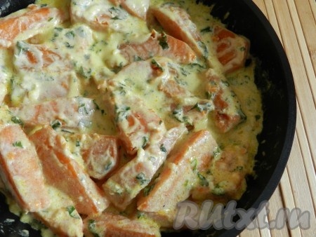 Перемешать и поставить тушить на медленном огне на сковороде под крышкой 15 минут. Кусочки тыквы должны стать мягкими, но остаться целыми.