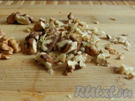 Грецкие орехи крупно порубить.