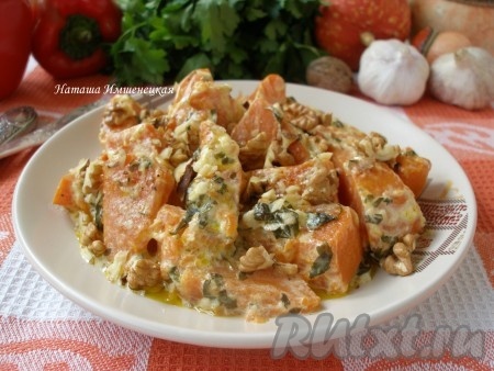 Тушеная тыква в сметане с чесноком