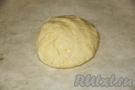 Тщательно перемешиваем тесто сначала ложкой, а затем руками. Тесто очень податливое, мягкое, с ним приятно работать. Вы однозначно полюбите его сразу после прикосновения к его нежной текстуре. Замешанное тесто берём в руки и 2-3 раза бросаем его об стол. После этого лишний воздух покинет тесто и оно станет более однородным и воздушным. Когда вы проделаете все нужные манипуляции с тестом, его нужно будет оставить отдохнуть минут на 30-40. Не обходите этот этап приготовления теста для штруделя стороной, он самый главный, от него зависит будущая раскатка и растягивание теста.