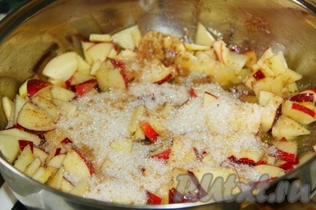 Когда наше масло все растопится, добавляем к нему яблоки, сахар и корицу. Тушим под крышкой на медленном огне, периодически помешивая.