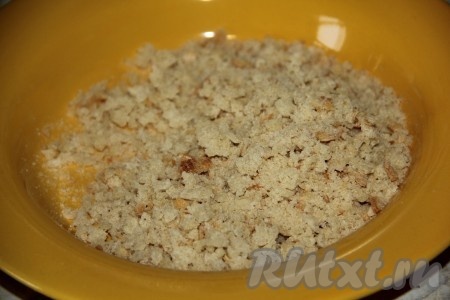 Теперь перейдём к панировочным сухарям. Если у вас есть покупные измельчённые сухари, то можете пропустить этот пункт. У меня же сухарей не оказалось и я использовала обычный подсушенный хлеб, который измельчила в блендере. Для чего нам нужны сухари, вы узнаете дальше.