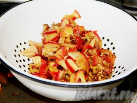 Когда яблоки станут мягкими, снимаем с огня, даём им остыть. Яблоки откидываем на сито и даём стечь лишней жидкости. Начинка из яблок и грецких орехов для штруделя готова.