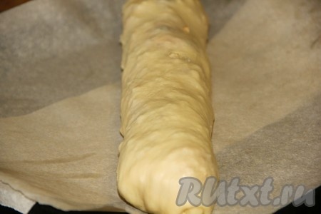 Тесто выкладываем на противень, застеленный пергаментной бумагой.