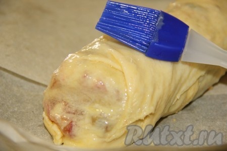 Смазываем его растопленным сливочным маслом.