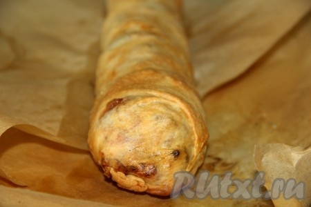 Накрываем яблочный штрудель фольгой и отправляем в разогретую до 180-200 градусов духовку на 20 минут. Затем снимаем фольгу и запекаем ещё 20 минут.