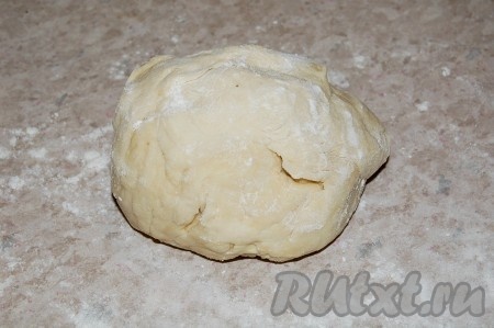 Приготовить дрожжевое тесто.