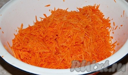 Сначала надо все взвесить и приготовить. Морковь натереть на крупной терке.