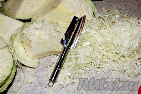 Капусту очистить от грубых внешних листьев, взвесить и начинать тонко шинковать. Для этого можно использовать или специальную шинковку для капусты, или специальный шинковочный нож (как у меня), или постараться ножом тонко нарезать.