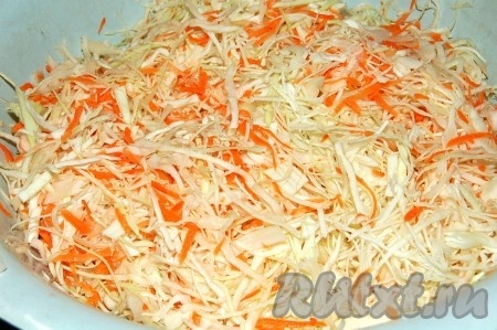  Все перемешивать, как бы взрыхляя содержимое таза. Руками НЕ перетирать. Обращаться с капустой аккуратно и нежно.