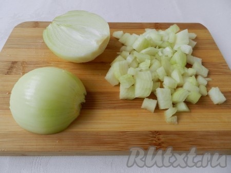 Лук также нарезать кубиками.