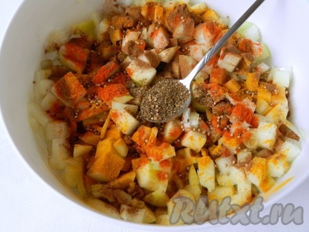 Добавить по одной чайной ложке специй, соль и сахар, перемешать.