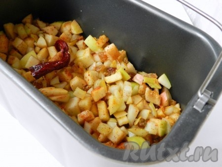 Переложить чатни из яблок в контейнер хлебопечки, влить яблочный уксус и воду, добавить острый перец. Установить контейнер в хлебопечку, выбрать режим "варенье" и включить хлебопечку*.