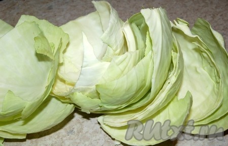 Сначала нужно приготовить листья капусты. Аккуратно снять с кочанов капусты наружные листья, если листья большие - их можно разрезать.