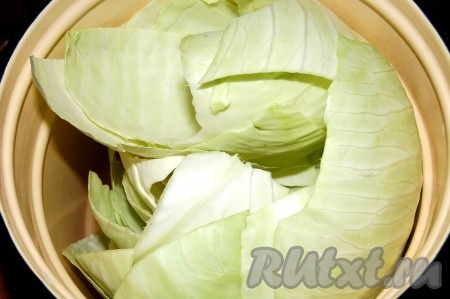 Уложить капустные листья в кастрюлю, залить горячей водой, довести до кипения и проварить 5 минут, пока листья не станут мягкими.