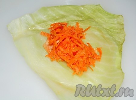 На остывший капустный лист укладывать небольшое количество начинки и сворачивать рулетиком.