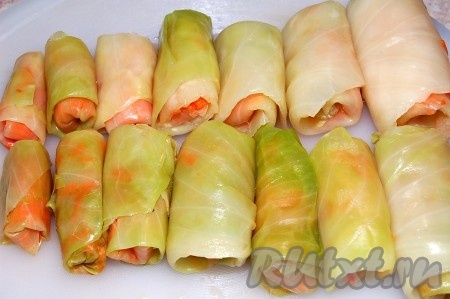 Таким образом перекрутить все приготовленные капустные листья.