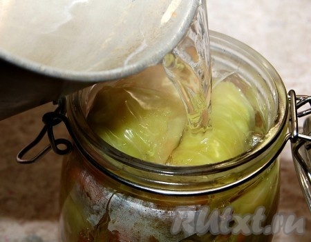 В отдельной кастрюле вскипятить воду с солью и кипящим рассолом залить голубцы.