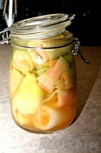 Оставить банку с голубцами до остывания при комнатной температуре, затем убрать в холодное место. Через 2 дня квашеные голубцы будут готовы к употреблению.