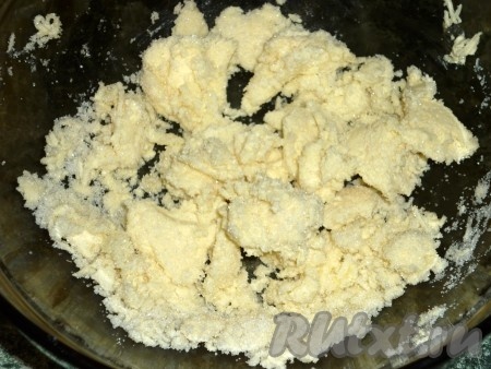 Масло комнатной температуры растереть с сахаром.
