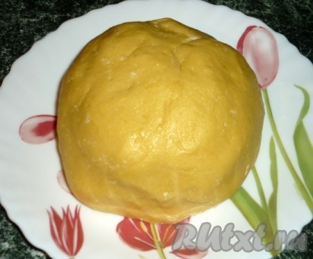 Добавить разрыхлитель и муку, замесить некрутое, не липнущее к рукам тесто. 