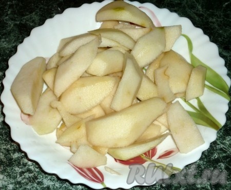 Груши почистить, удалить сердцевину, нарезать ломтиками толщиной 5-7 мм.