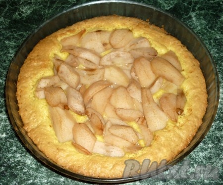 Поставить пирог с грушами в разогретую до 180 градусов духовку, выпекать в течение 25-30 минут. Затем пирог достать из духовки, немного остудить.