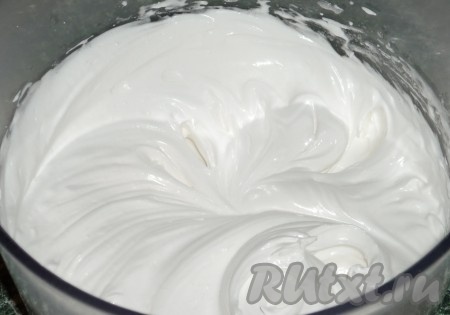 Духовку переключить на 150 градусов. Белки с сахаром хорошо взбить миксером (взбивать до полного растворения крупинок сахара и получения блестящей массы, хорошо держащей форму).

