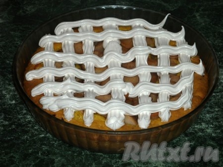 С помощью кулинарного шприца выложить белки на пирог с грушами (можно выложить сеточкой).