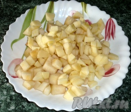 Яблоко и грушу порезать кубиками