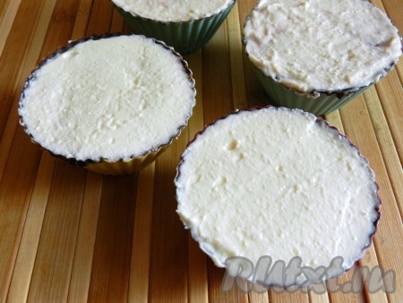 Формочки с шоколадом достать из холодильника и заполнить творожной массой. При желании можно в середину положить какую-нибудь начинку.