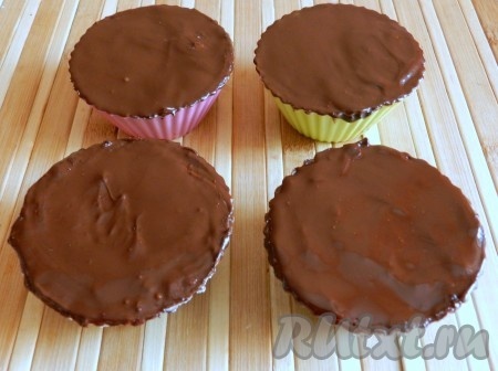 Поверх творога равномерно распределить слой шоколада и снова убрать глазированные сырки в холодильник на 15-20 минут. Затем аккуратно освободить глазированные сырки от силиконовых формочек и подавать.