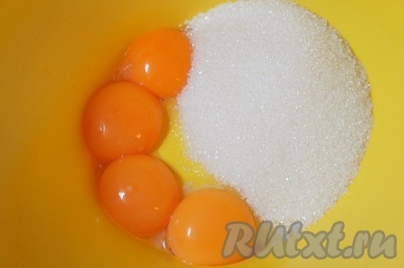 Белки отделить от желтков и убрать в холодильник. К желткам добавить сахарный песок, хорошо взбить.
