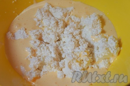 Творог протереть через сито (я не протирала, так как была ограничена во времени, но лучше протереть, тогда львовский сырник получится очень нежным). Добавить творог к взбитым яйцам, ещё раз взбить.
