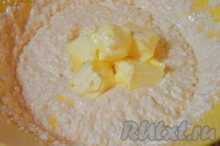 Добавить тёплое (! не растопленное) сливочное масло, тщательно перемешать.