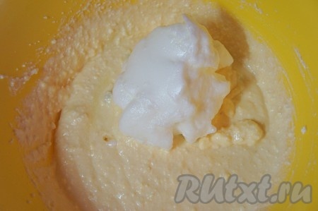 К охлаждённым белкам добавить щепотку соли и пару капель лимонного сока, взбить до устойчивой пены. Добавлять белки (!) небольшими порциями к творожному тесту и аккуратно, но уверенно перемешивать тесто.