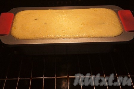 Духовку нагреть до 180 градусов. Форму для выпечки смазать сливочным или растительным маслом, выложить тесто в форму и разровнять. Выпекать львовский сырник около часа. Сырник ещё поднимется в процессе приготовления, но потом немного осядет - это нормально.