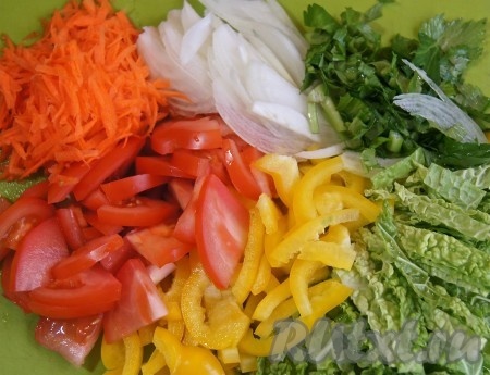 Помыла, почистила, нарезала капусту, помидор, перец, лук, зелень. Морковку натерла на терке. Обжарила овощи на растительном масле до полуготовности, добавила карри, соль, перец.