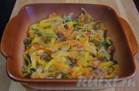 Обжаренные овощи переложила в посуду для запекания, разровняла.