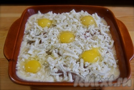 Яйца (5 перепелиных или 1 куриное) взбила с йогуртом, добавила соль по вкусу. Залила яично-йогуртовой смесью пангасиуса с овощами, сверху натерла сыр. Сверху добавила 5 перепелиных яиц для красоты (но это уже по вашему желанию). Отправила в разогретую до 200 градусов  духовку на 30-40 минут. 