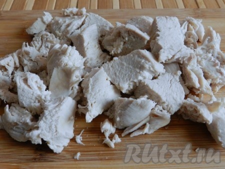 Когда мясо сварится, вытащить его из бульона. Куриное мясо нарезать на кусочки. Кастрюлю с бульоном поставить на огонь, после закипания добавить очищенный и нарезанный картофель, снова дать закипеть, а затем варить картошку до готовности (минут 15-20) на небольшом огне.