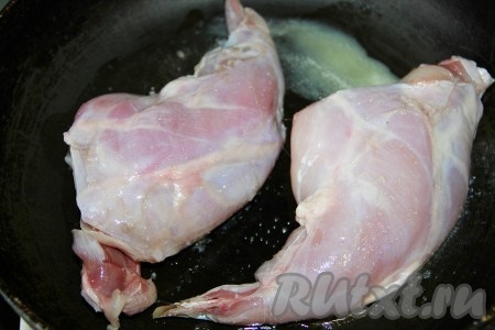 На сковороде растапливаем топленое масло. Обжариваем на нём с двух сторон на сильном огне кролика. После обжарки перекладываем в сотейник.