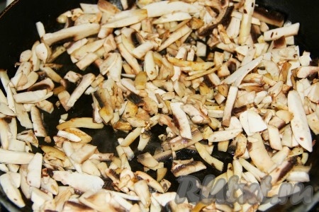 Грибы нарезаем соломкой и обжариваем на сковороде, на которой обжаривался кролик.